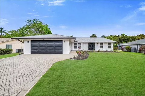 225 Pebble Beach Cir, Naples, FL 34113