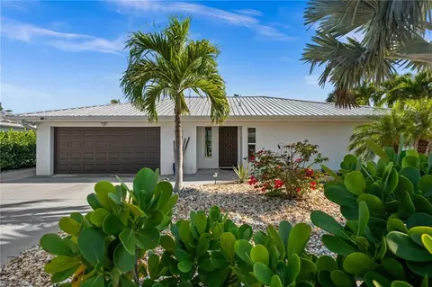 8324 Lagoon Rd, Fort Myers Beach, FL 33931