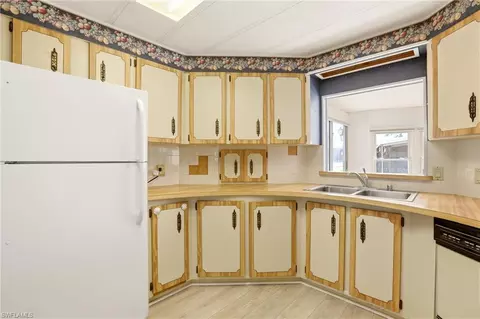 Kitchen - 181 W Manatee Loop, Punta Gorda, FL 33950 photo 3 of 6