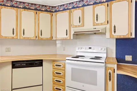 Kitchen - 181 W Manatee Loop, Punta Gorda, FL 33950 photo 2 of 6