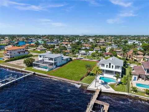 1020 Dolphin Dr, Cape Coral, FL 33904