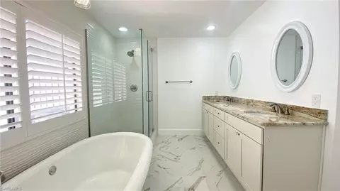 Bath - 718 Reef Point Cir, Naples, FL 34108 photo 1 of 3