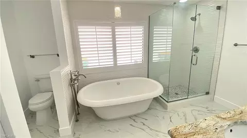 Bath - 718 Reef Point Cir, Naples, FL 34108 photo 2 of 3