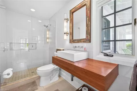 Bath - 660 8th Ave S, Naples, FL 34102 photo 3 of 4