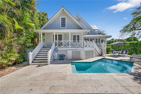 660 8th Ave S, Naples, FL 34102