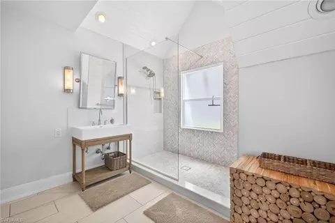 Bath - 660 8th Ave S, Naples, FL 34102 photo 1 of 4