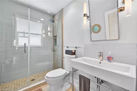 Bath - 660 8th Ave S, Naples, FL 34102 photo 4 of 4