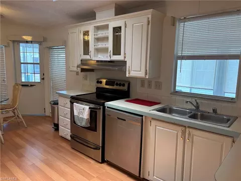 Kitchen - 49 Turquoise Ave #49T, Naples, FL 34114 photo 2 of 3