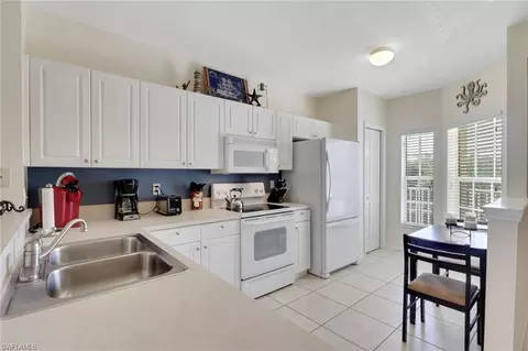 9175 Celeste Dr #303, Naples, FL 34113 photo 4
