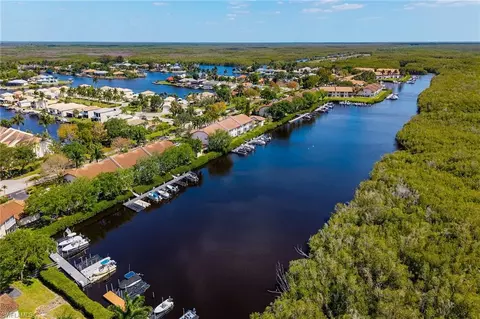 266 Newport Dr #305, Naples, FL 34114