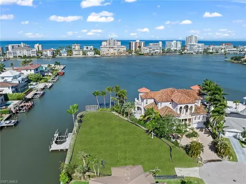 366 Pine Ave, Naples, FL 34108 photo 8