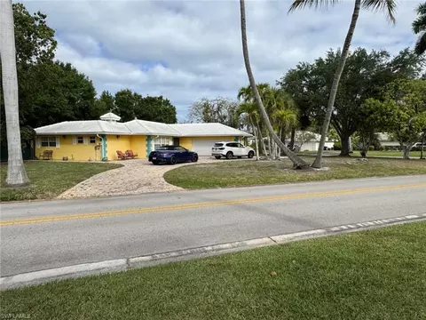 780 Fountainhead Ln, Naples, FL 34103