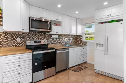 49 High Point Cir S #102, Naples, FL 34103