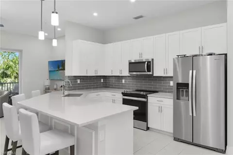 268 Indies Dr E #202, Naples, FL 34114