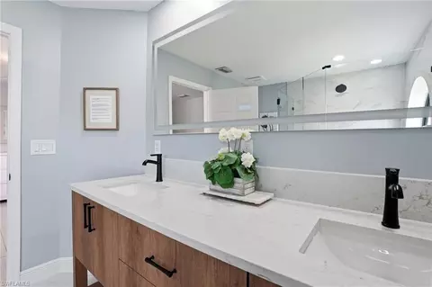 Bath - 637 Beachwalk Cir #E202, Naples, FL 34108 photo 2 of 4