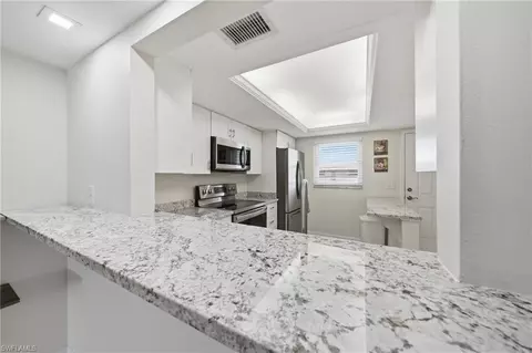 Kitchen - 3150 Binnacle Dr #318, Naples, FL 34103 photo 4 of 5