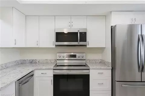 Kitchen - 3150 Binnacle Dr #318, Naples, FL 34103 photo 3 of 5