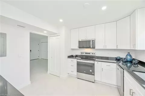 Kitchen - 4180 Crayton Rd #E4, Naples, FL 34103 photo 2 of 2