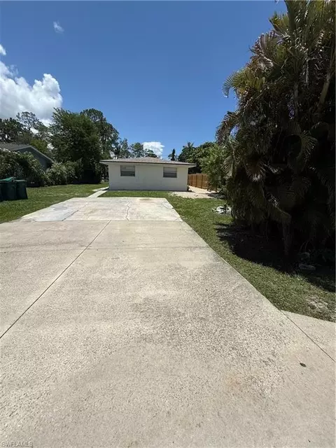 5458 Sholtz St, Naples, FL 34113
