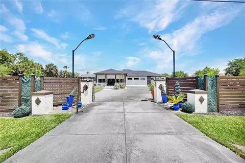 121 20th Ave NE, Naples, FL 34120