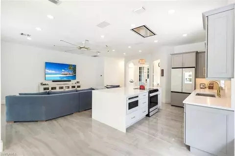 Kitchen - 6072 Highwood Park Ct, Naples, FL 34110 photo 5 of 6