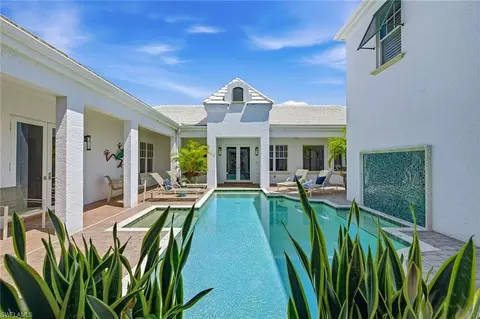 667 Binnacle Dr, Naples, FL 34103