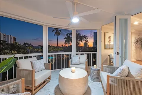 400 Park Shore Dr #304, Naples, FL 34103
