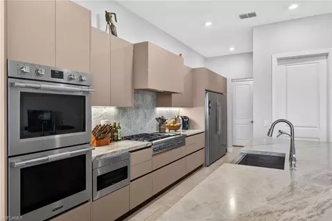 Kitchen - 20122 Hartford Blvd, Estero, FL 33928 photo 8 of 10