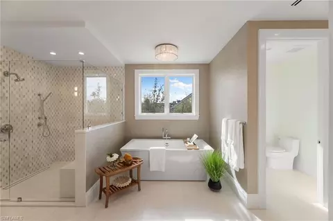 Bath - 3455 Gin Ln, Naples, FL 34102 photo 3 of 5