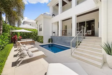 950 8th St S, Naples, FL 34102
