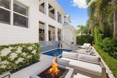 Exterior - 950 8th St S, Naples, FL 34102 photo 2 of 6