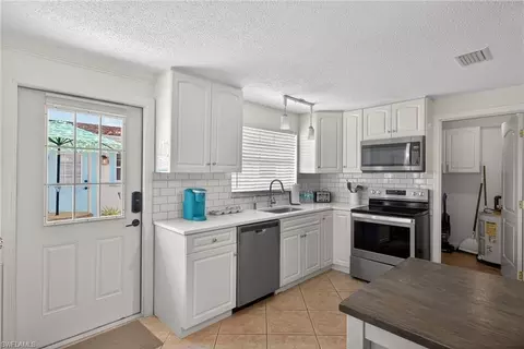 Kitchen - 559 105th Ave N, Naples, FL 34108 photo 2 of 3