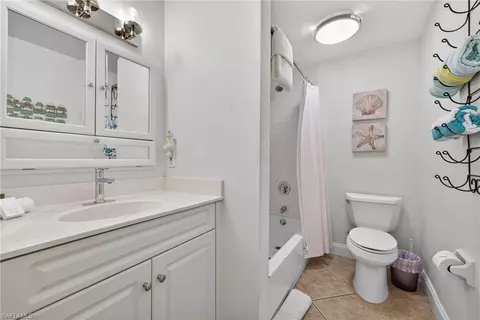 Bath - 559 105th Ave N, Naples, FL 34108 photo 1 of 2