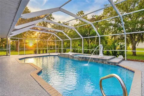 15261 Shamrock Dr, Fort Myers, FL 33912