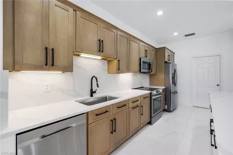 Kitchen - 20370 Larino Loop, Estero, FL 33928 photo 4 of 6