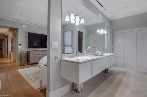 Bath - 32 6th St S, Naples, FL 34102 photo 3 of 5