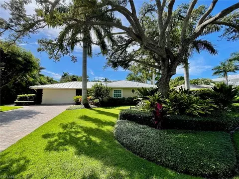 330 Putter Point Dr, Naples, FL 34103