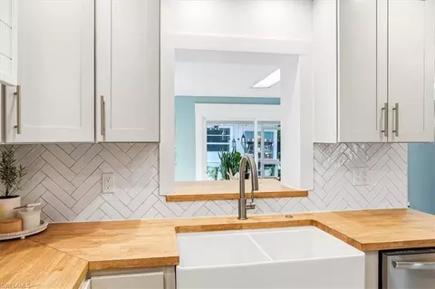 Kitchen - 3880 Estey Ave, Naples, FL 34104 photo 4 of 6