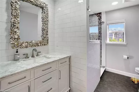Bath - 86 Dolphin Cir, Naples, FL 34113 photo 3 of 5