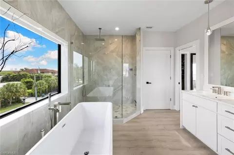 Bath - 18 Pelican St E, Naples, FL 34113 photo 4 of 5
