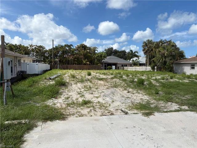 672 96th Ave N, Naples, FL 34108