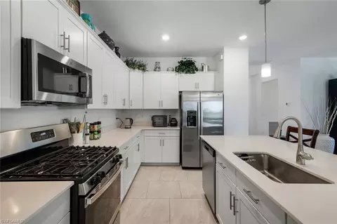 Kitchen - 18271 Ridgeline Dr, Estero, FL 33928 photo 3 of 4