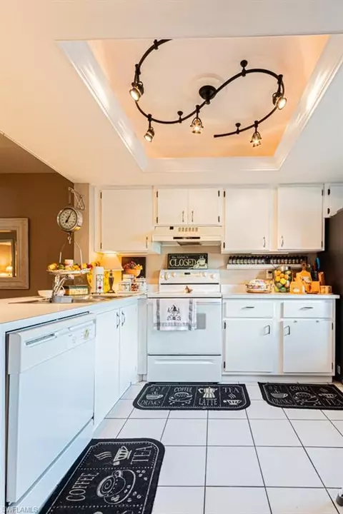 Kitchen - 130 Cypress Way E #1, Naples, FL 34110 photo 10 of 11