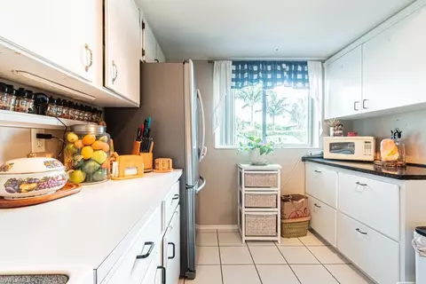 Kitchen - 130 Cypress Way E #1, Naples, FL 34110 photo 7 of 11