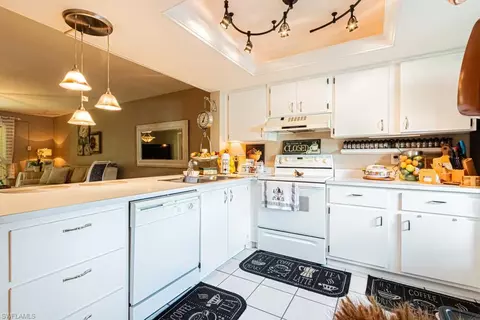 Kitchen - 130 Cypress Way E #1, Naples, FL 34110 photo 6 of 11