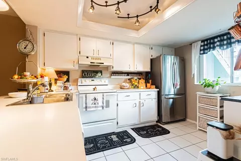 Kitchen - 130 Cypress Way E #1, Naples, FL 34110 photo 5 of 11