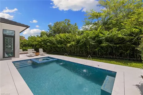 Exterior - 850 10th St N, Naples, FL 34102 photo 2 of 5