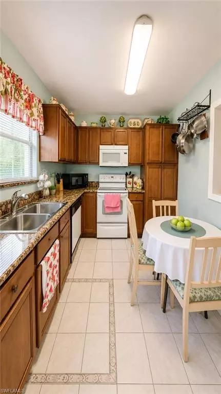 Kitchen - 4000 Outer Dr, Naples, FL 34112 photo 5 of 5