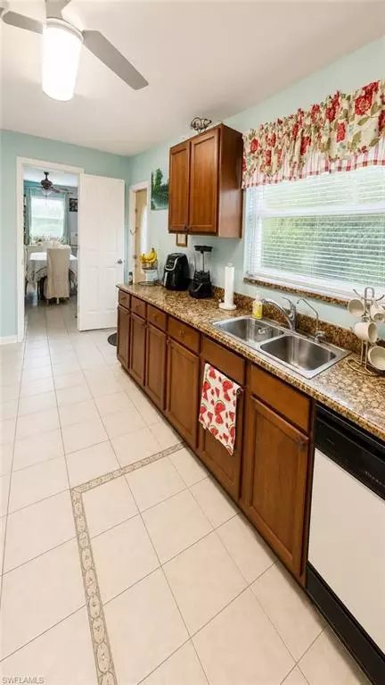 Kitchen - 4000 Outer Dr, Naples, FL 34112 photo 4 of 5