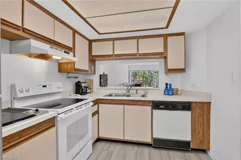 Kitchen - 909 Augusta Blvd #7, Naples, FL 34113 photo 2 of 2